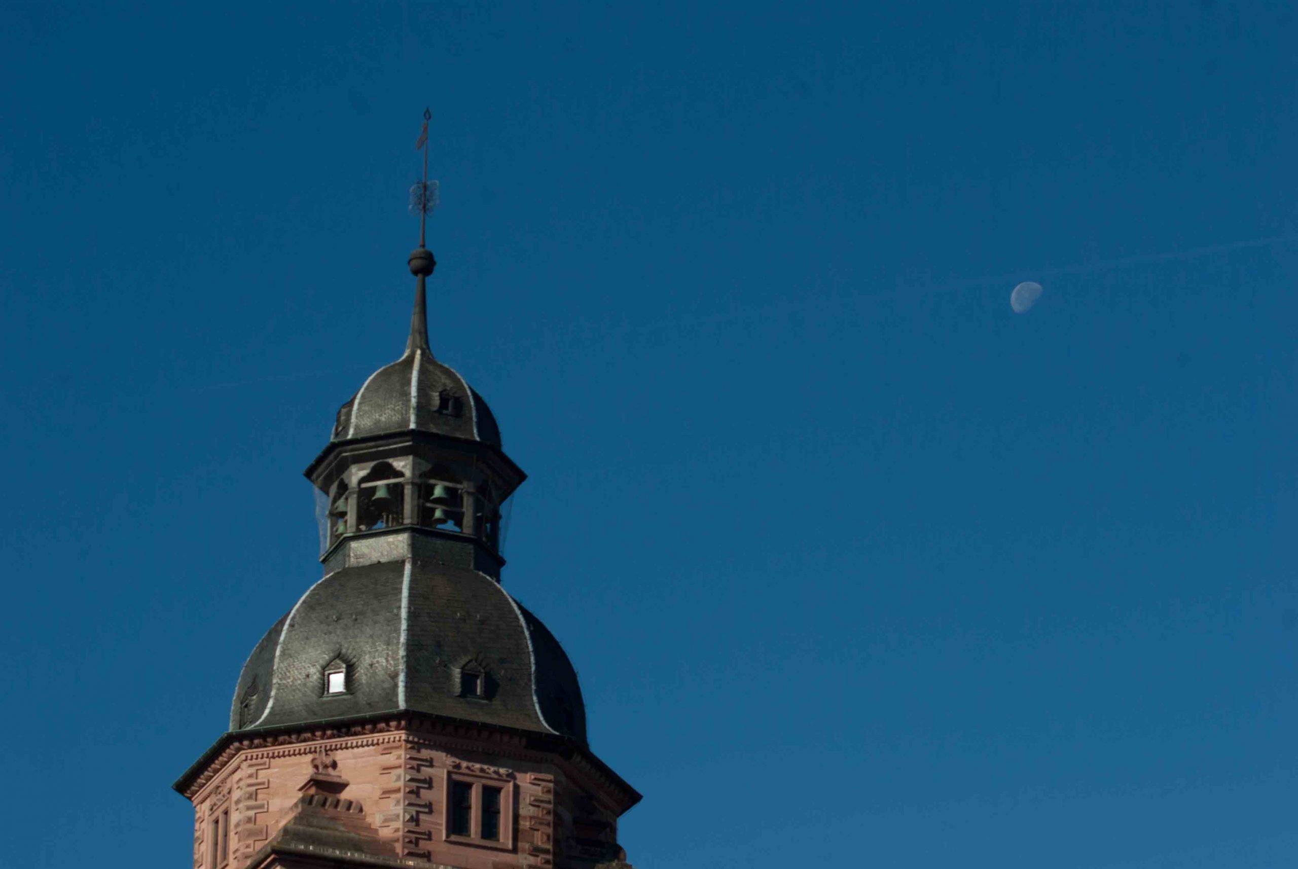 Ökomarkt Aschaffenburg Bild des Schlossturms bei strahlendblauem Himmel