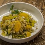 Dinkelreis-Salat mit Lauch und Vadagam Vadouvan