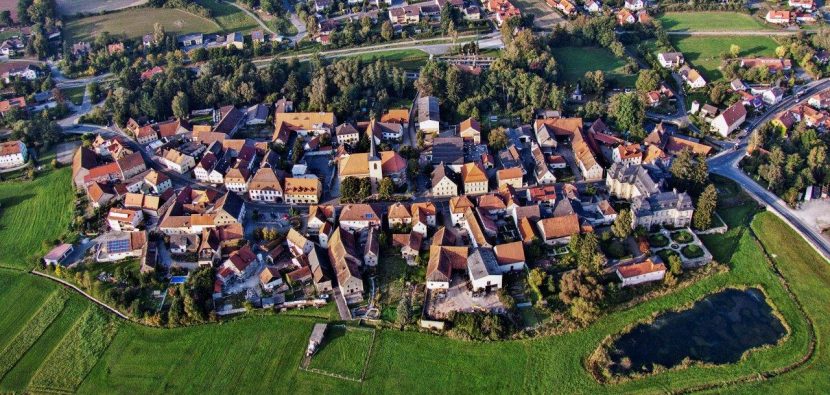 Dorfladentag Burgwindheim auf dem Bild burgwindheim Luftaufnahme